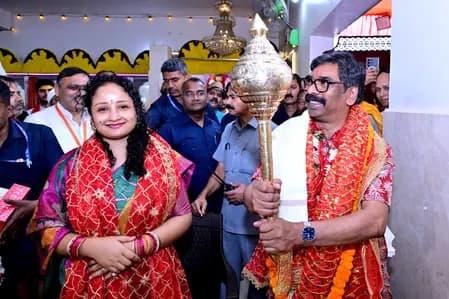 सीएम हेमंत सोरेन ने रामनवमी पर श्रीराम जानकी तपोवन मंदिर में की पूजा-अर्चना, लगाए जयकारे