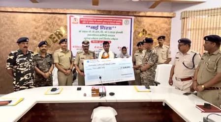झारखंड: लातेहार में 5 लाख के इनामी नक्सली सब-जोनल कमांडर सुरेंद्र लोहरा उर्फ 'टाइगर' का सरेंडर