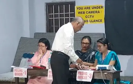 पश्चिम बंगाल में पहले चरण की वोटिंग जारी, गौतम देब ने बैलेट गड़बड़ियों पर जताया विरोध