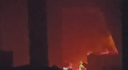 हरदोई में इलेक्ट्रॉनिक्स शोरूम व गोदाम में भीषण आग, 22 लाख नकदी सहित 2 करोड़ का सामान जलकर खाक