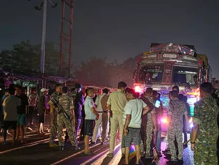 धनबाद में भू-धंसान: कतरास की टंडाबाड़ी बस्ती में 20 घर जमीन में समाए, एनएच-32 जाम