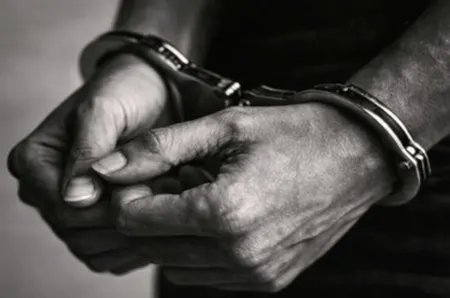 दिल्ली: हिरासत में लिए गए अवैध शराब ले जा रहे युवक, पुलिस की गाड़ी को भी मारी थी टक्कर