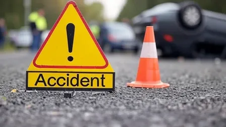 मध्य प्रदेश: जबलपुर में ट्रैक्टर से टकराकर बस पलटी, कई घायल, छह की हालत गंभीर