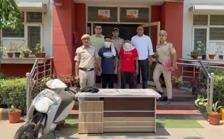 न्यू अशोक नगर पुलिस ने दो स्नैचरों को किया गिरफ्तार, तीन मोबाइल और स्कूटी बरामद
