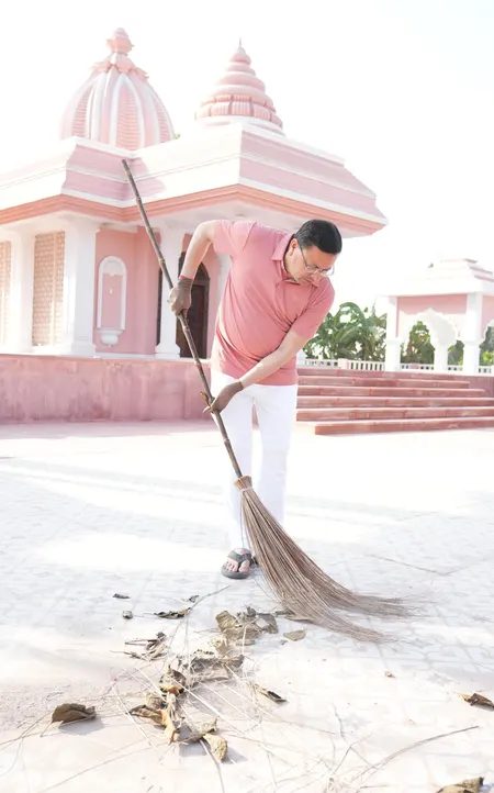उत्तराखंड: सीएम धामी ने खटीमा में चलाया स्वच्छता अभियान, कृषि कार्यों में लिया हिस्सा