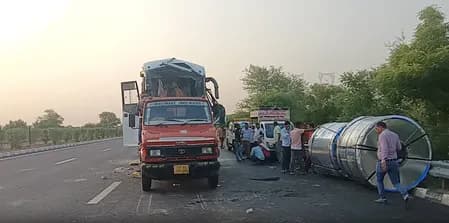 आगरा-लखनऊ एक्सप्रेसवे पर बड़ा हादसा, 25 से अधिक घायल