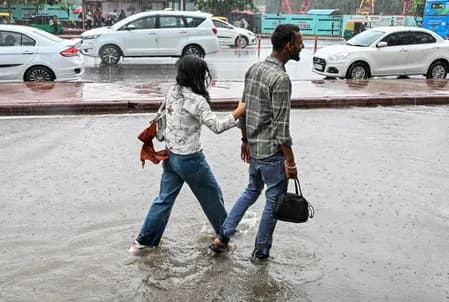बारिश से बेहाल दिल्ली-एनसीआर: सड़कें बनीं समंदर, मौसम विभाग ने आज फिर जारी किया अलर्ट