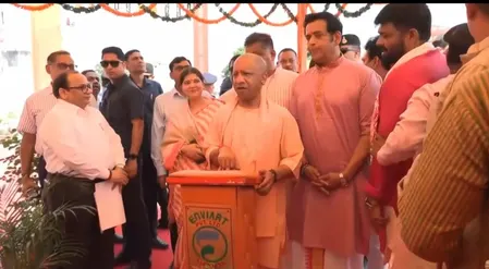 सीएम योगी ने ली चुटकी, पूछा- ‘रवि किशन और कालीबाड़ी बाबा की फिल्म कितनों ने देखी?’