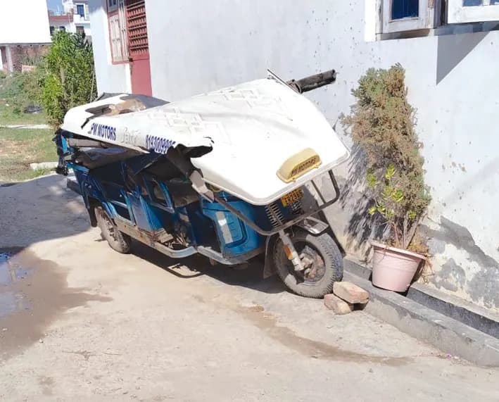 आबादी क्षेत्र में फिर हाथियों की धमक, ई रिक्शा को किया तहस-नहस