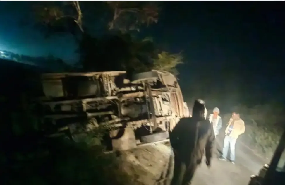प्रयागराज से यात्रियों को लेकर लौट रही बस पलटी, कई घायल