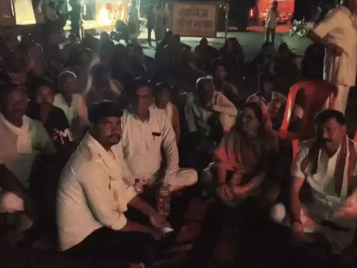 तेज रफ्तार डंपर ने युवक को कुचला, मौके पर मौत, शव रखकर 10 घंटे हाईवे जाम