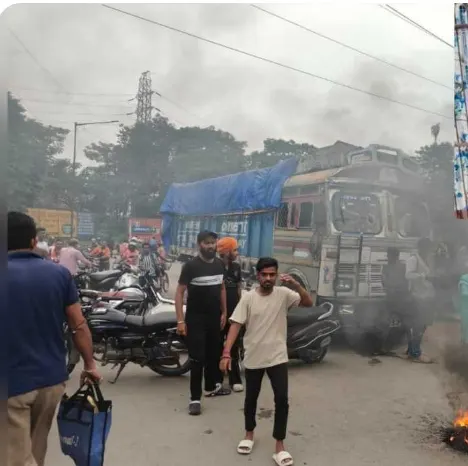 सड़क हादसे में युवक की मौत, आक्रोशित लोगों ने किया सड़क जाम