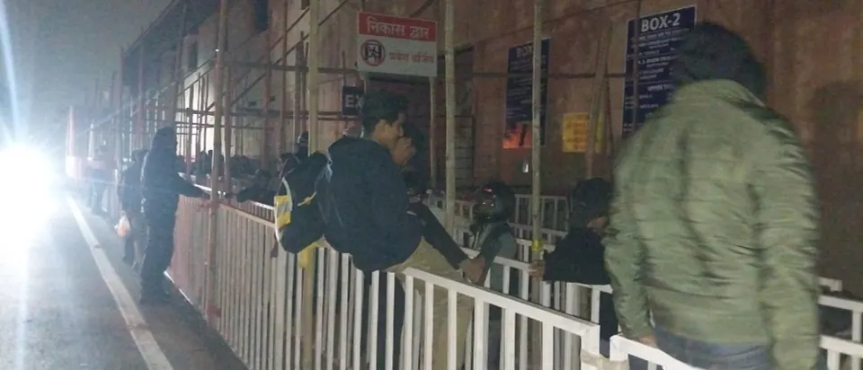 रांची में क्रिकेट का जुनून, जेएससीए स्टेडियम में टिकट के लिए ठंड में देर रात से लगी लंबी कतारें