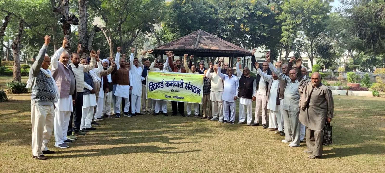 फतेहाबाद : रिटायर्ड कर्मचारियों ने मांगों को लेकर डीसी कार्यालय पर दिया धरना