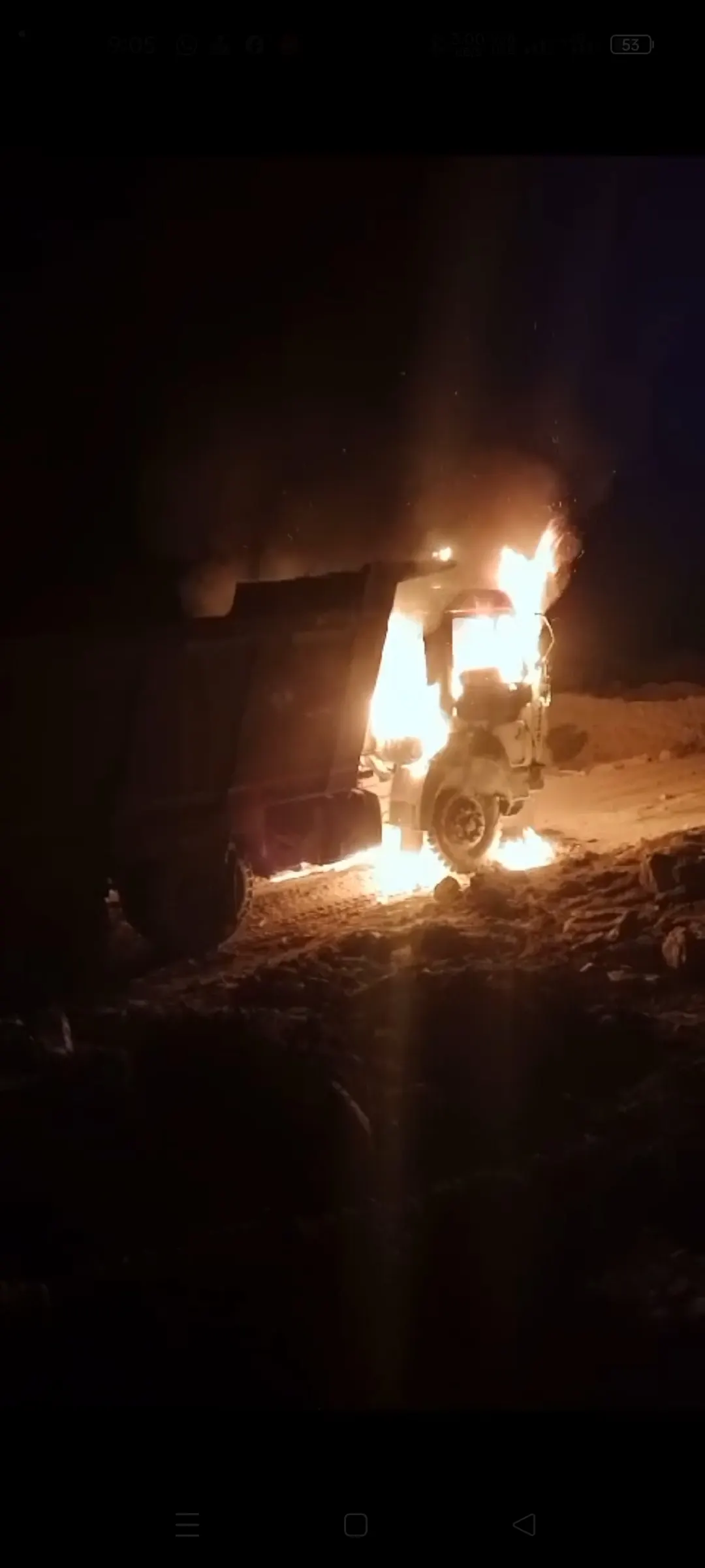 पत्थर लेने जा रहे हाइवा में अपराधियों ने लगाई आग