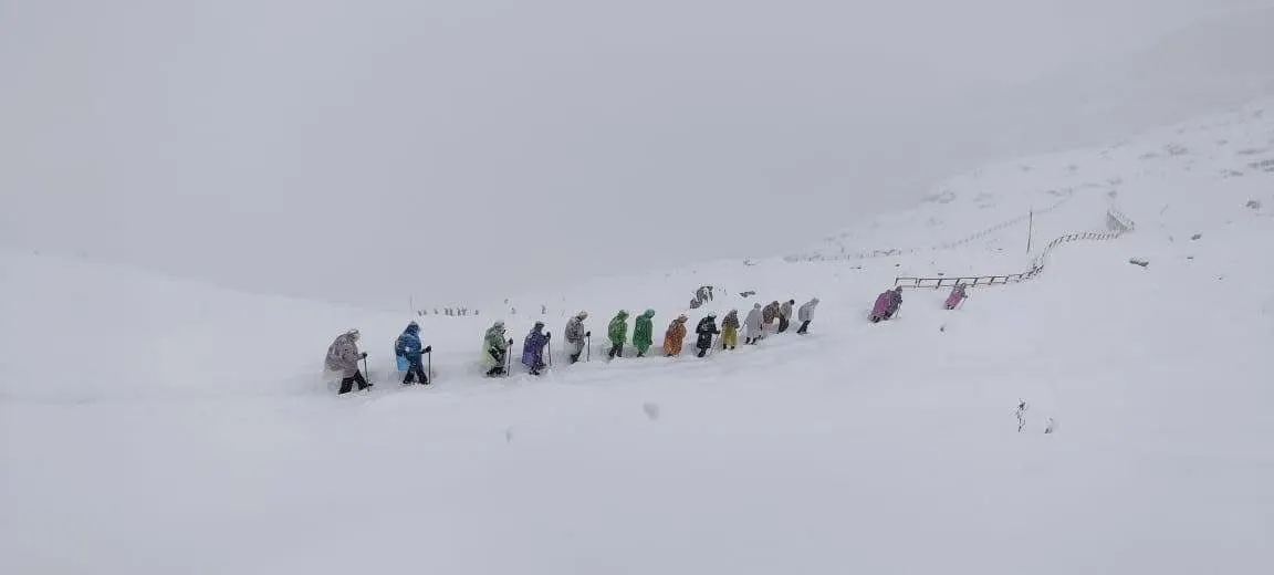 उत्तराखंड के चाराें धामाें में बर्फबारी, श्री हेमकुंड साहिब मार्ग पर चलना हुआ कठिन
