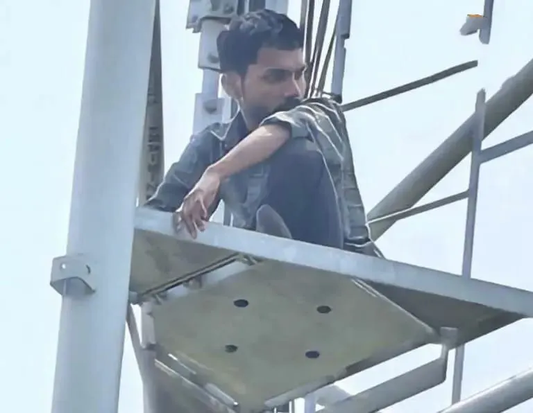 भाई की साली से शादी की जिद में मोबाइल टावर पर चढ़ा युवक, घंटों चला हाई वोल्टेज ड्रामा
