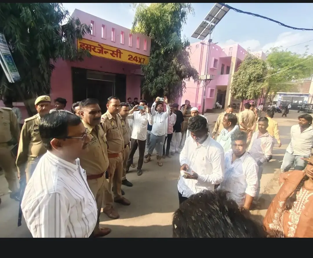 आगरा-लखनऊ एक्सप्रेसवे पर बड़ा हादसा : बांगरमऊ में स्लीपर बस डिवाइडर से टकरा कर पलटी, 35 यात्री घायल—एक महिला की मौत