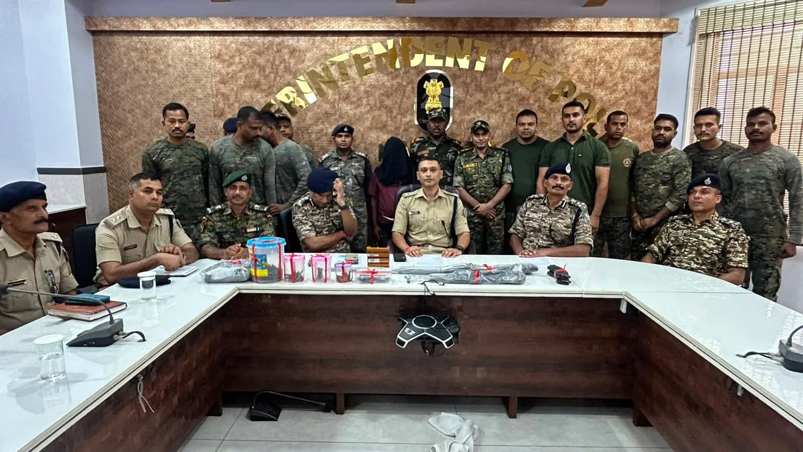 लातेहार में 20 लाख का इनामी माओवादी रविंद्र गंझू गिरफ्तार, एके-56 समेत भारी मात्रा में हथियार बरामद