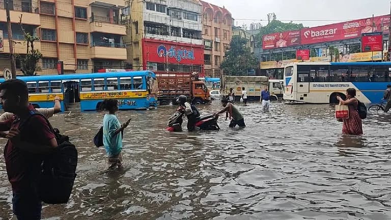 कोलकाताः रातभर मूसलाधार बारिश के बीच करंट लगने से 5 लोगों की मौत, जनजीवन अस्त-व्यस्त