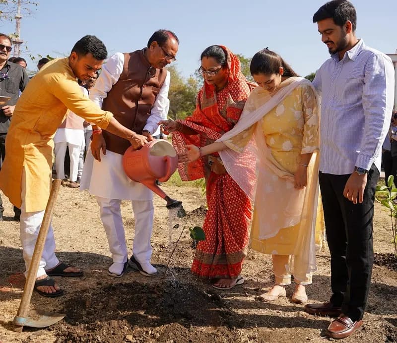 केन्द्रीय मंत्री शिवराज सिंह चौहान ने अपने जन्मदिन पर परिवार संग किया पौधरोपण
