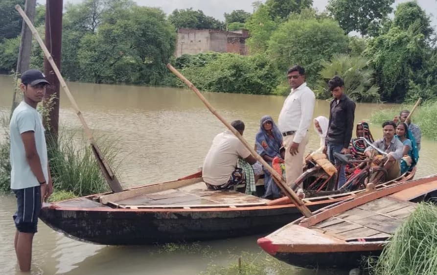 बाढ़ में डूबा रपटा, नाव बनी सहारा; टम्मलगंज का संपर्क टूटा