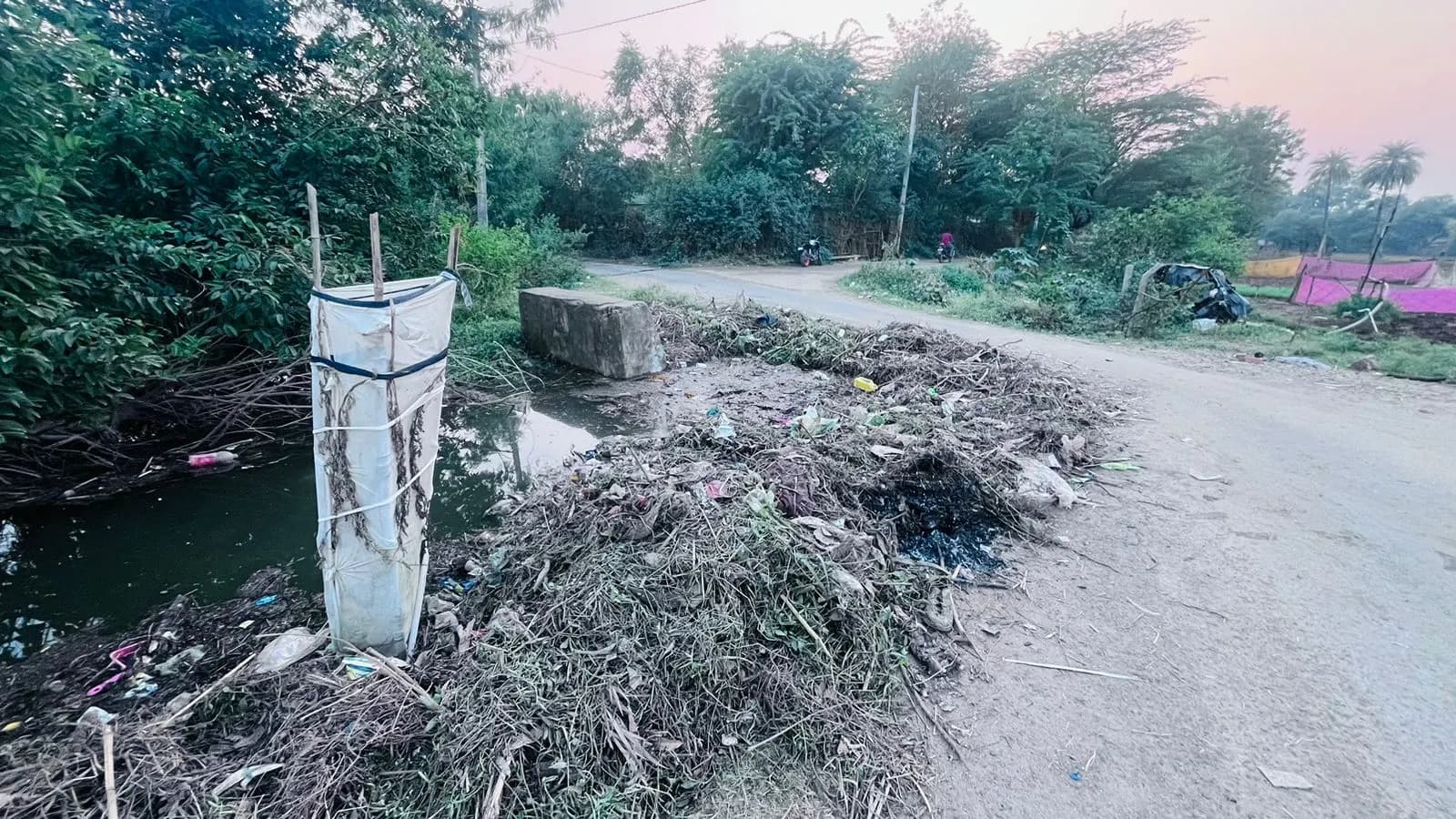 नहर से ओवरफ्लो पानी से दर्जनों घर और खेत जलमग्न, तीन साल से परेशान हैं सैंकड़ों लोग