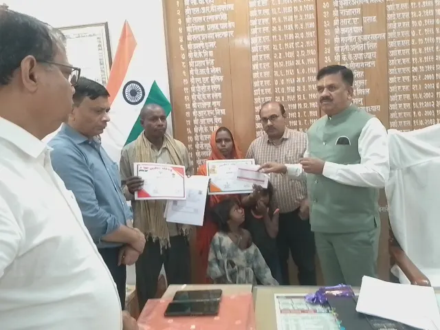 थ्रेशर हादसे में मृतक के परिवार को 5 लाख की सहायता, कई योजनाओं का भी मिला लाभ