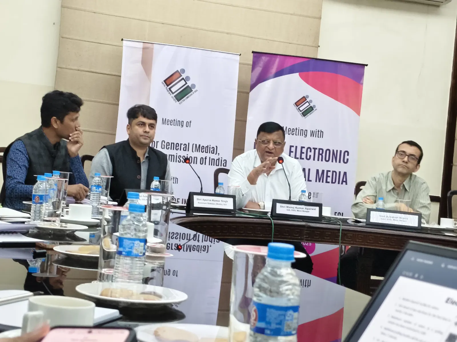 24 घंटे में बूथों के आंकड़ों में असामान्य परिवर्तन, चुनाव आयोग पर सवाल उठा रही राजनीतिक पार्टियां