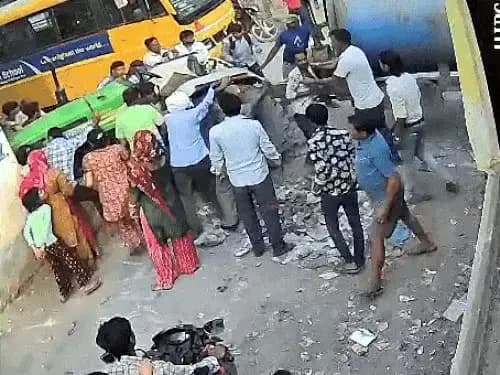 फरीदाबाद : ट्रैक्टर ने दुकान के बाहर बैठे बाप-बेटे को कुचला, भीड़ ने चालक काे पीटा