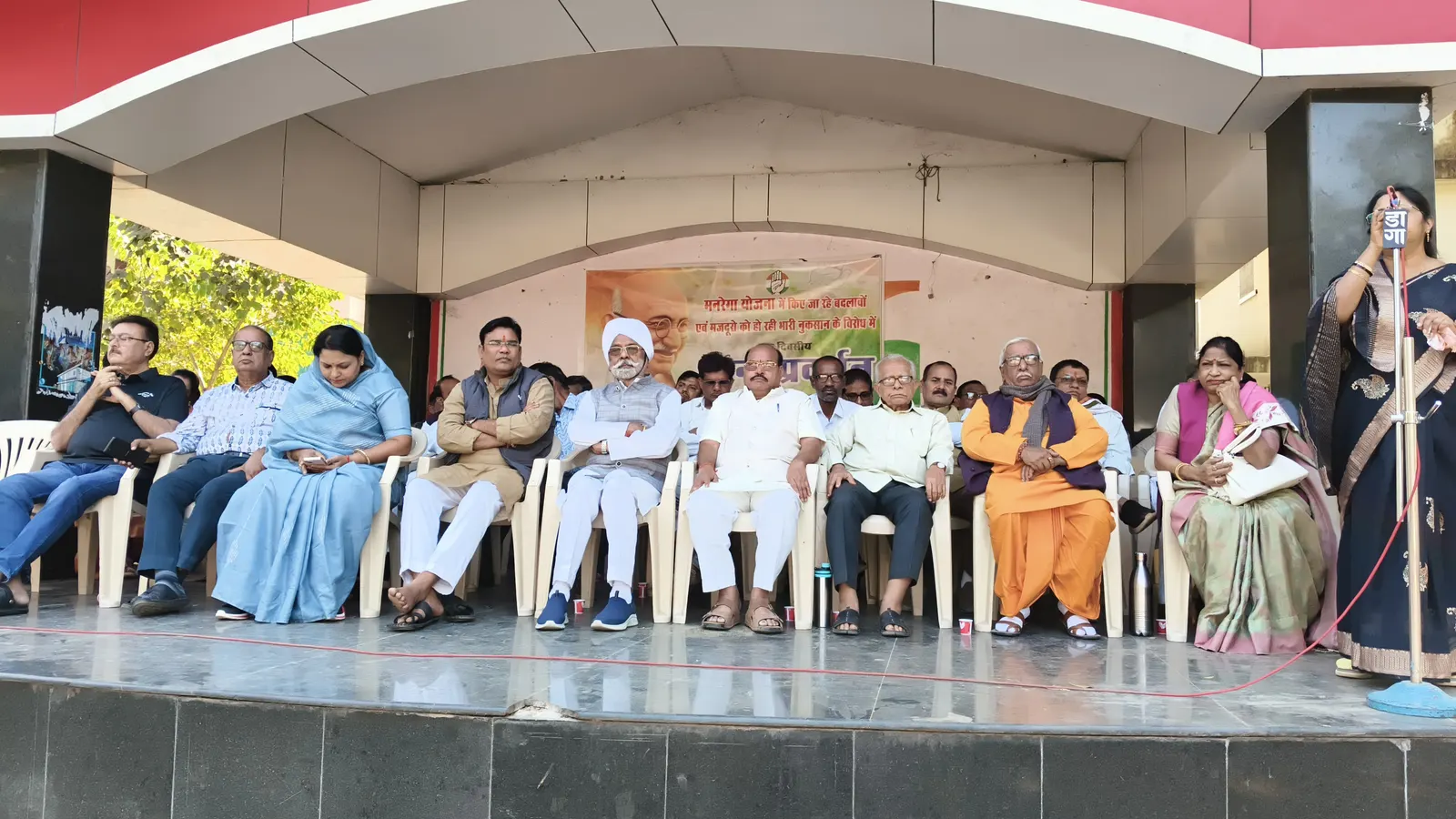 धमतरी:मनरेगा का नाम बदलने के विरोध में कांग्रेस का धरना गांधी मैदान में प्रदर्शन