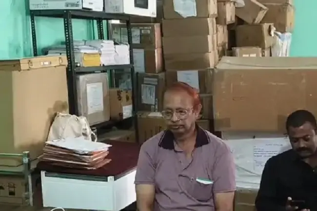 टीकमगढ़ः जिला अस्पताल में नेत्र सहायक 20 हजार रुपये की रिश्वत लेते रंगेहाथों गिरफ्तार