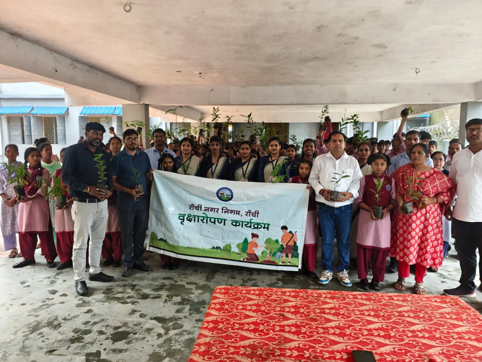 बिरसा उच्च विद्यालय में सैकड़ों विद्यार्थियो के बीच पौधों का वितरण
