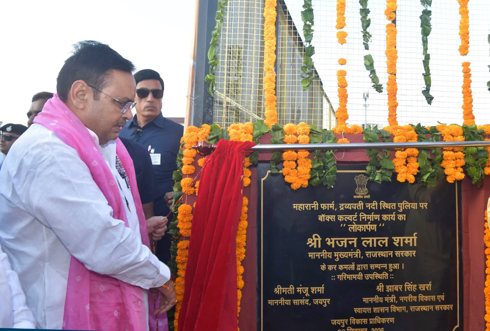 चौबीस हजार करोड़ से अधिक व्यय कर छत्तीस हजार किलोमीटर सड़क बनाने का कीर्तिमान स्थापित