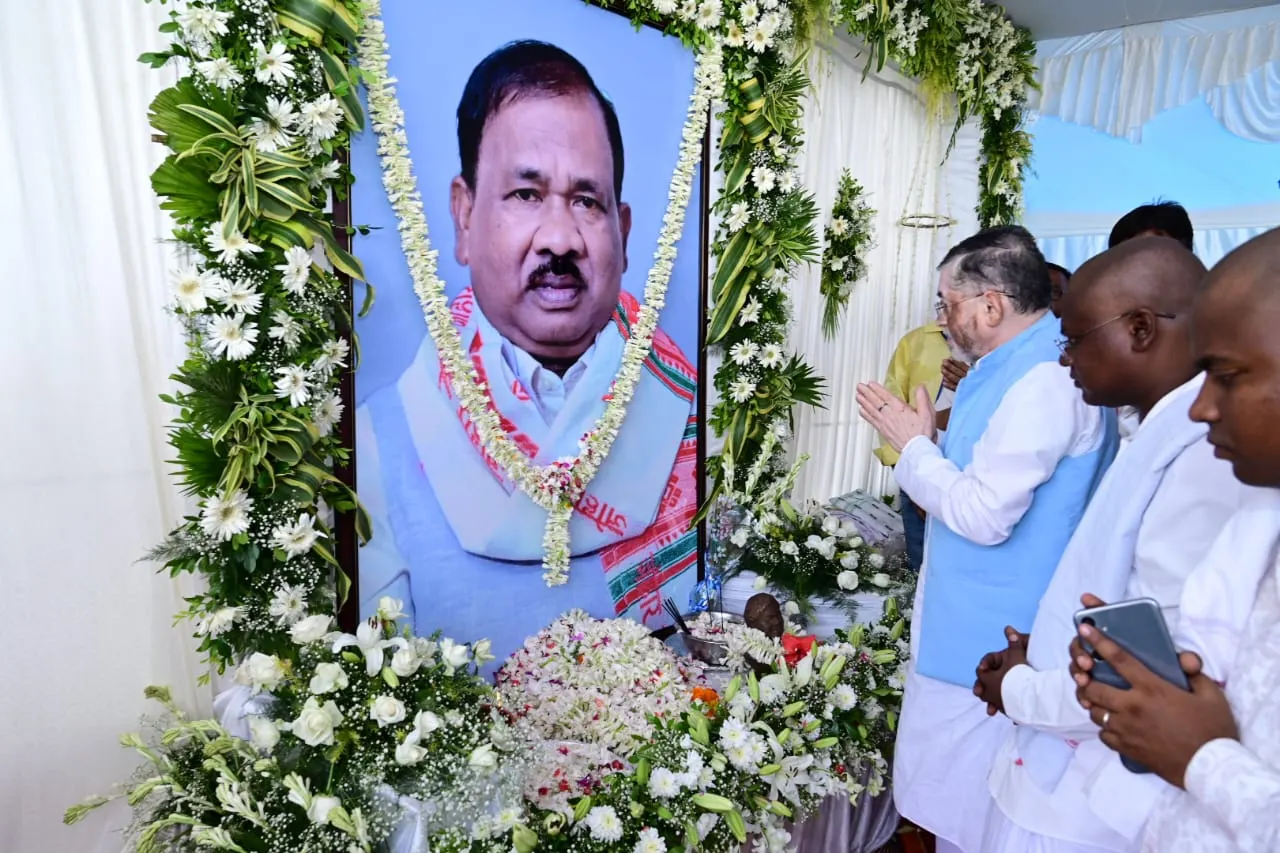 झारखंड के राज्यपाल पूर्व मंत्री रामदास सोरेन के संस्कार भोज में हुए शामिल,दी श्रद्धांजलि