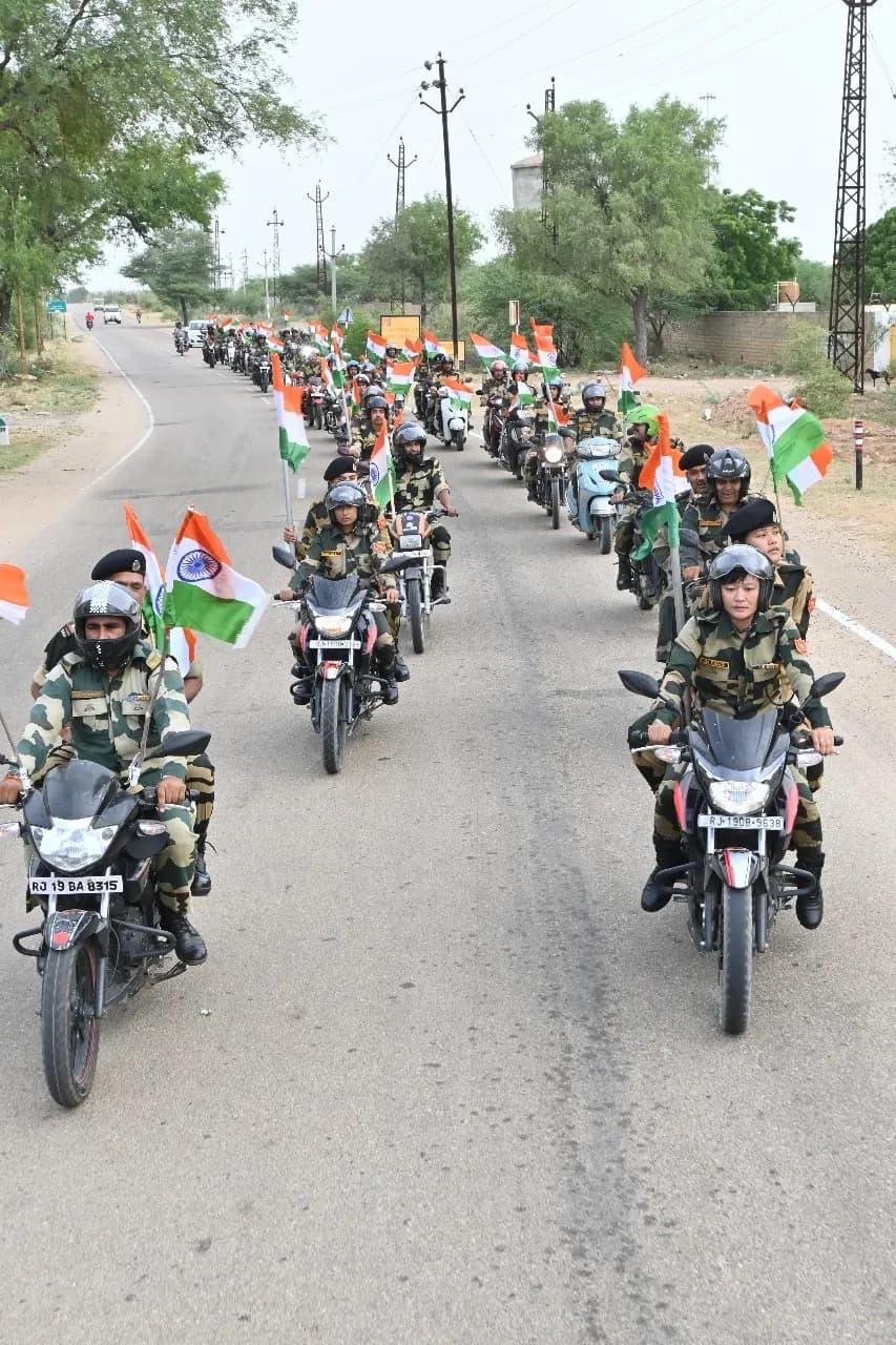 सीमा सुरक्षा बल के जवानों ने जैसलमेर में तिरंगा यात्रा निकाल आमजन में देश भक्ति की लौ जलाई