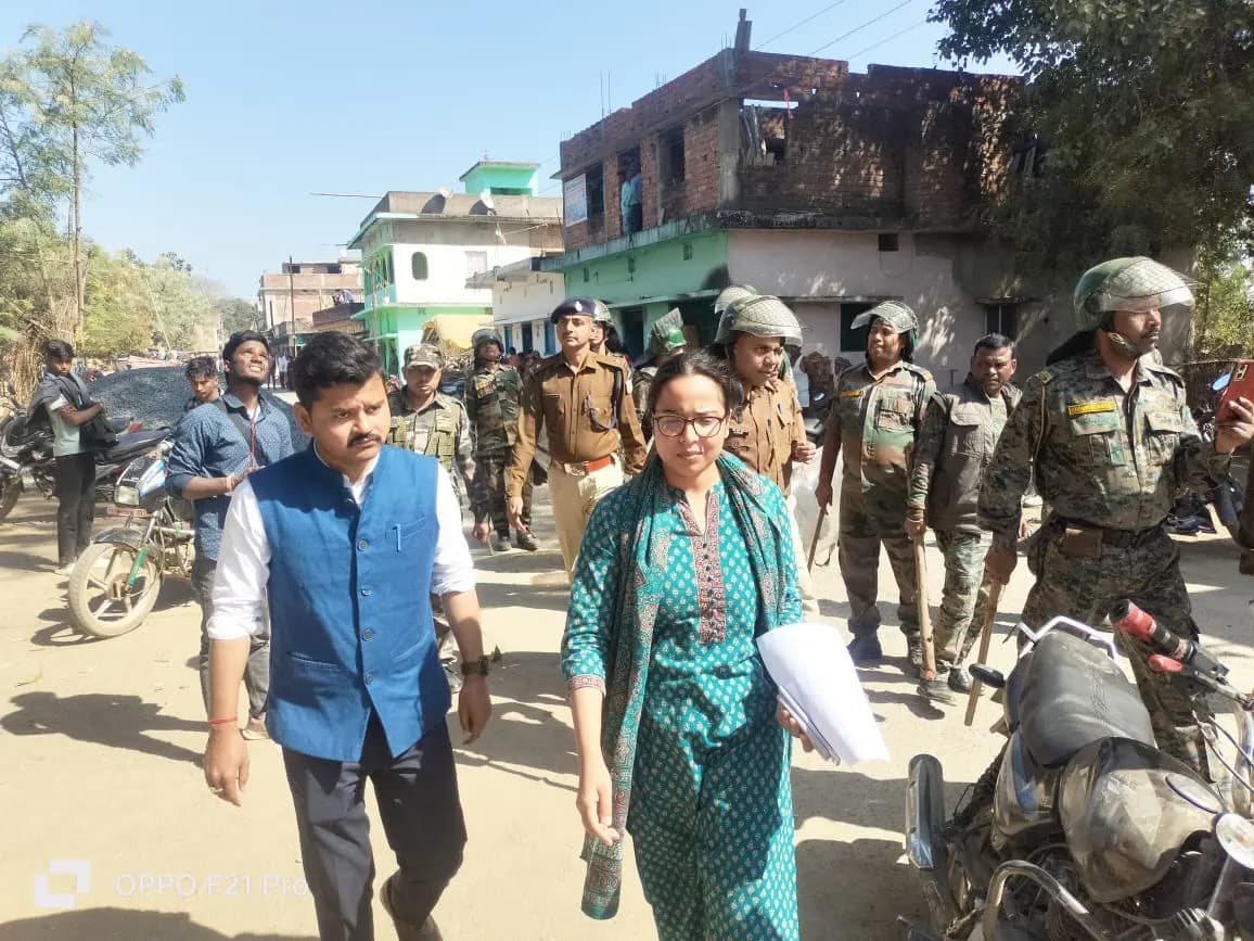 डोमचांच के रूपनडीह में प्रतिमा और झंडा लगाने को लेकर विवाद, झड़प में थाना प्रभारी समेत छह घायल