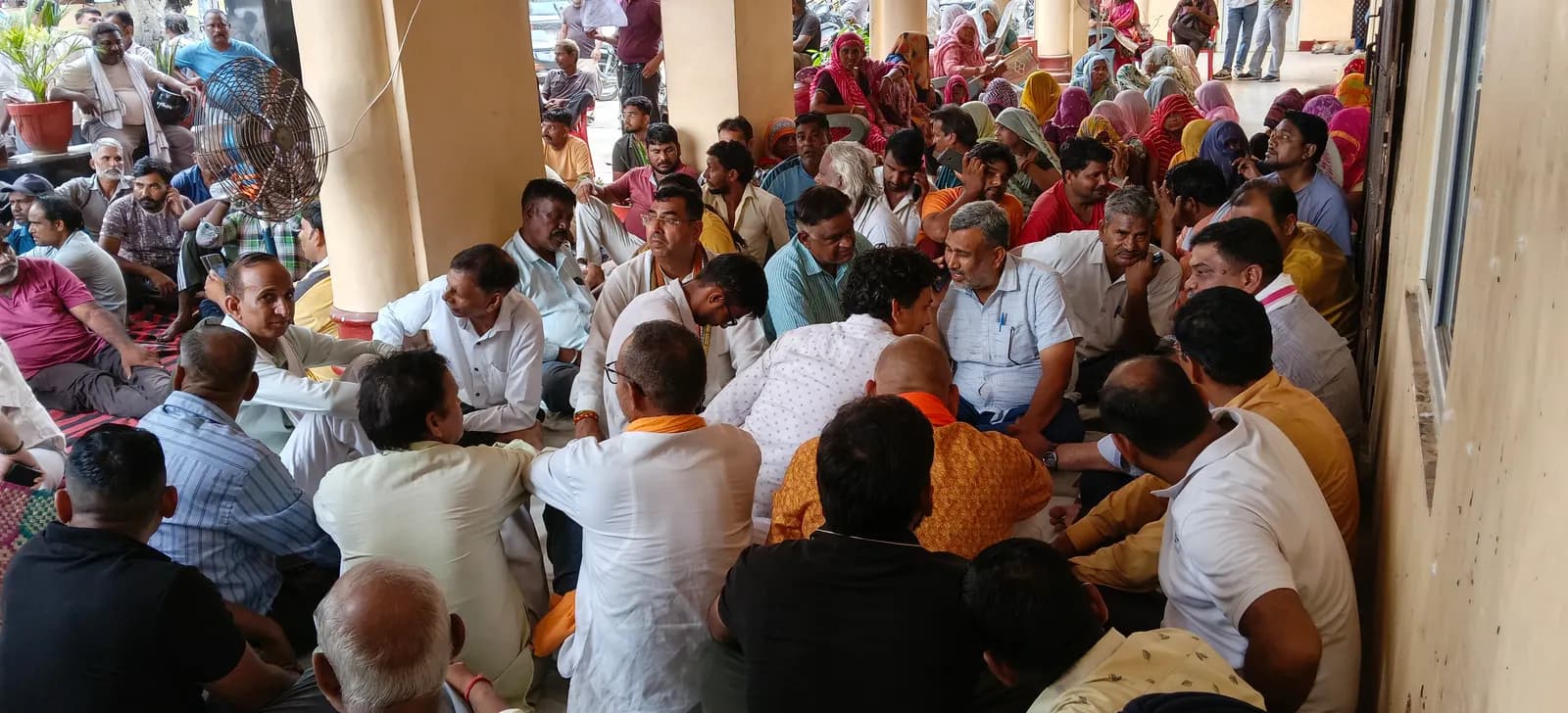 अलवर नगर निगम बना राजनीति का केंद्र, आयुक्त के चैंबर के बाहर भाजपा-कांग्रेस का धरना-प्रदर्शन