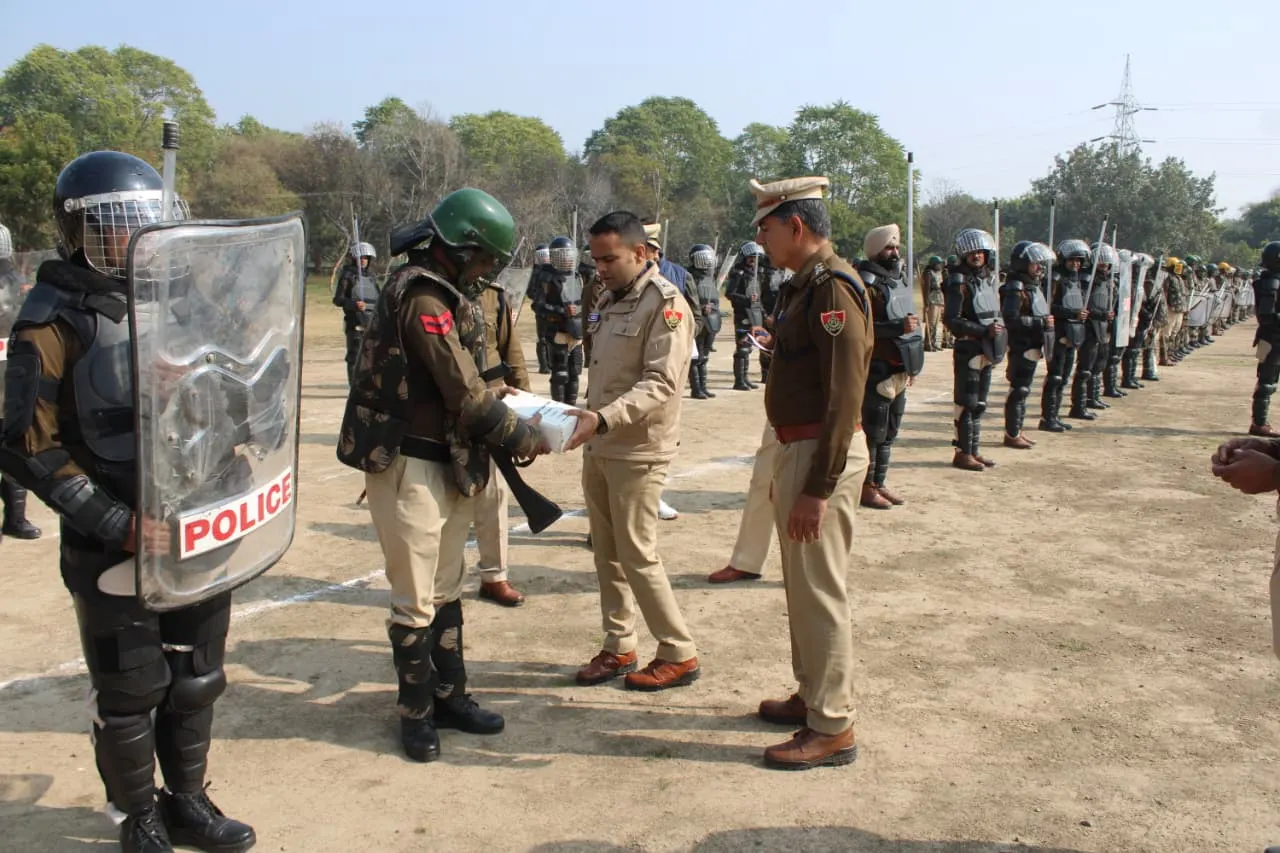 फतेहाबाद पुलिस ने मॉक ड्रिल में किया दंगाें से निपटने का अभ्यास