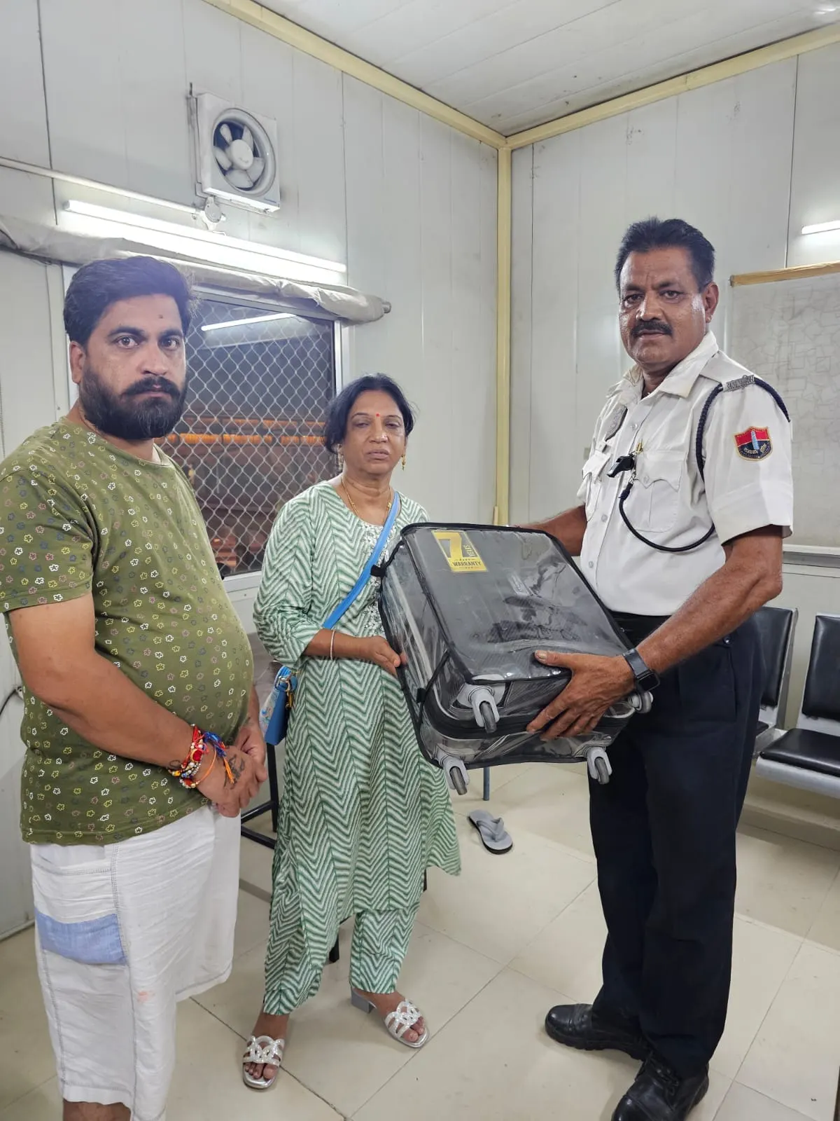 हेड कांस्टेबल की ईमानदारी से 55 वर्षीय महिला को मिला 3.50 लाख का सामान