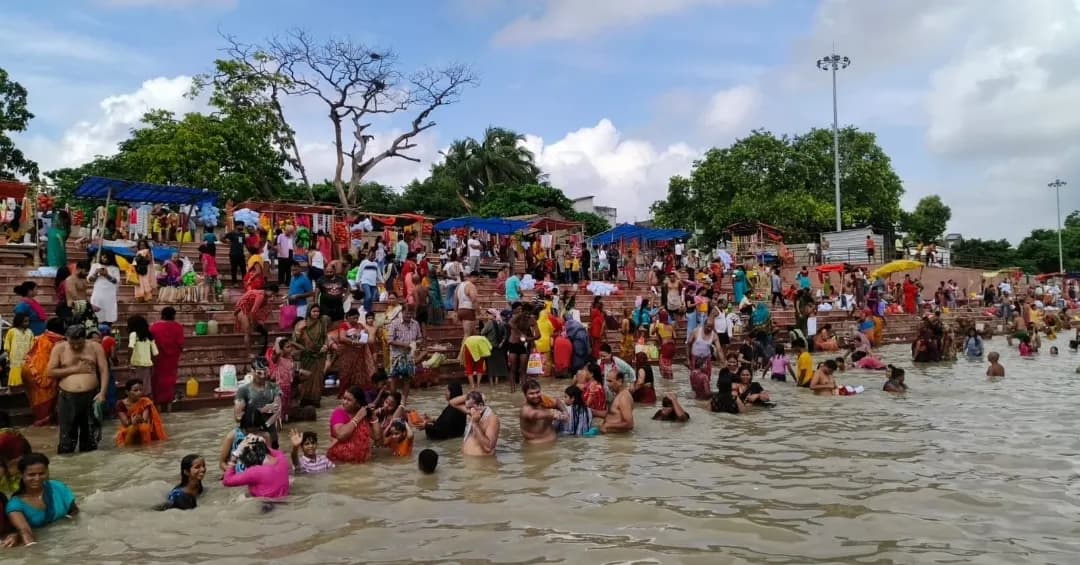 कार्तिक पूर्णिमा को लेकर गंगा घाटों पर उमड़ी श्रद्धालुओं की भीड़, किया गया दीप दान