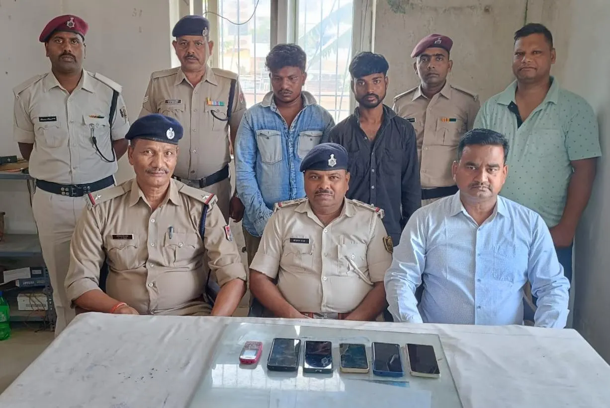 रेल यात्रियों के मोबाइल चुराने वाले दो शातिर चोर गिरफ्तार, छह मोबाइल बरामद