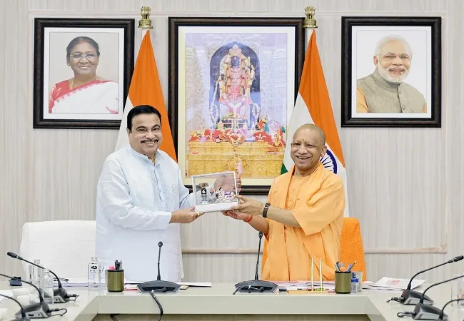 मुख्यमंत्री योगी और नितिन गडकरी ने की यूपी की सड़क परियोजनाओं की समीक्षा की