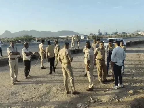खाटू श्याम से लौटते समय ईको वैन खाई में पलटी, एक की मौत-छह घायल