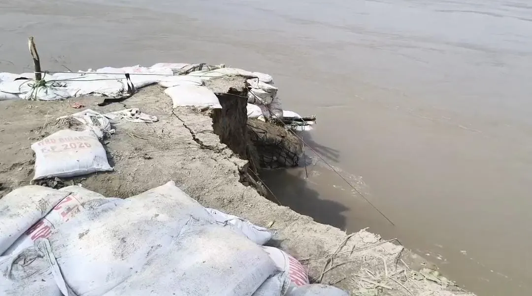बांध का 150 मीटर हिस्सा नदी में समाया, रेल लाइन पर बढ़ा खतरा