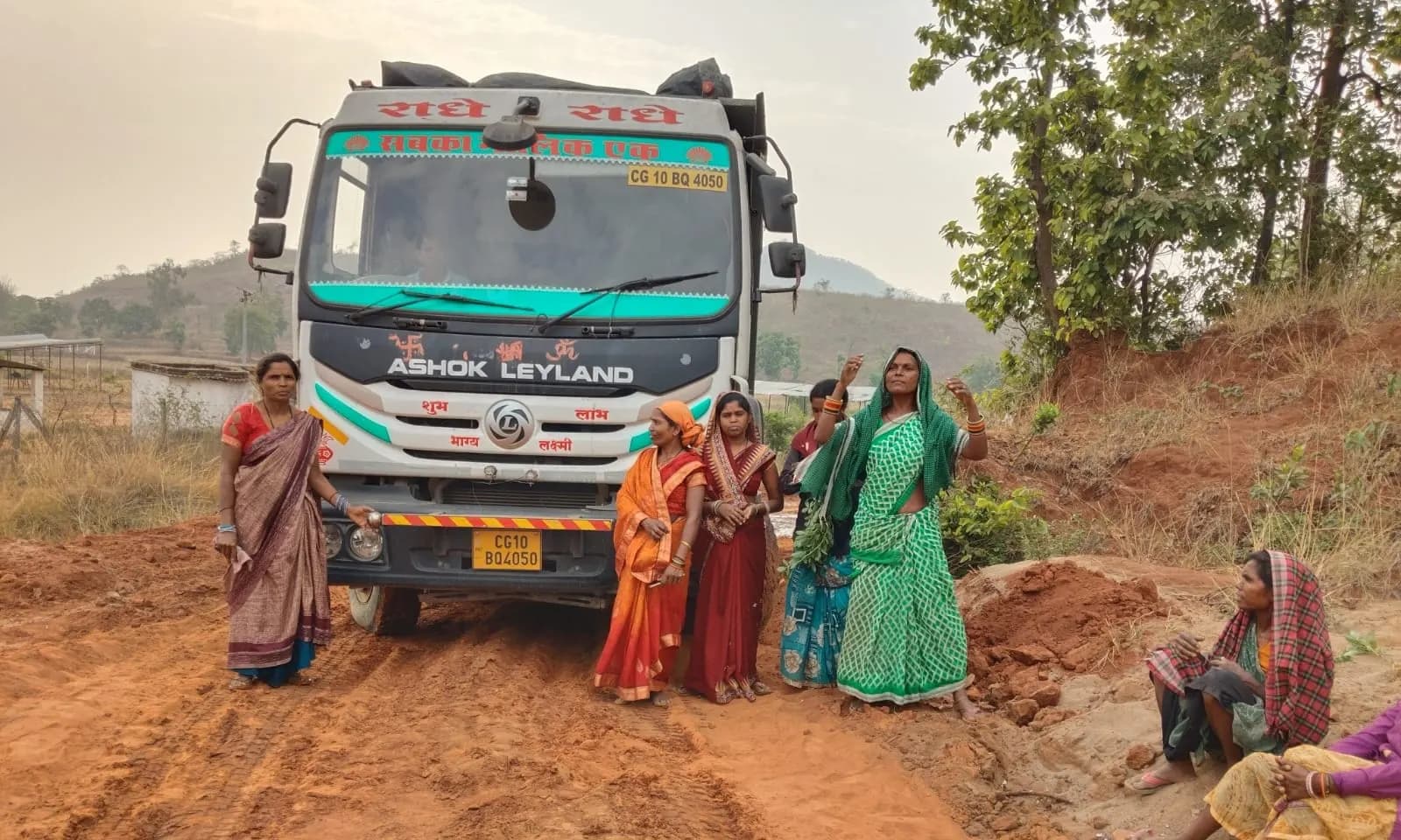 कोरबा में रेत माफिया पर महिलाओं का शिकंजा: अवैध उत्खनन करते दो जेसीबी और हाइवा पकड़े