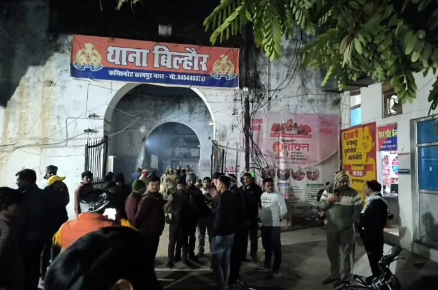 प्रतिबंधित पशु अवशेष मिलने पर हंगामा, थाना प्रभारी समेत चार पुलिसकर्मी निलंबित