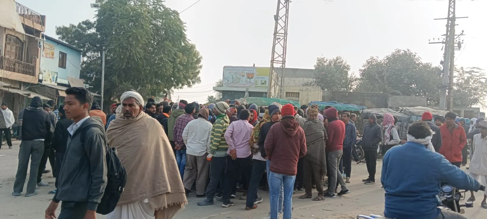 बजरी से भरा डंपर बाइक पर पलटा, दो सगे भाइयों की मौत, गोविंदगढ़ बंद