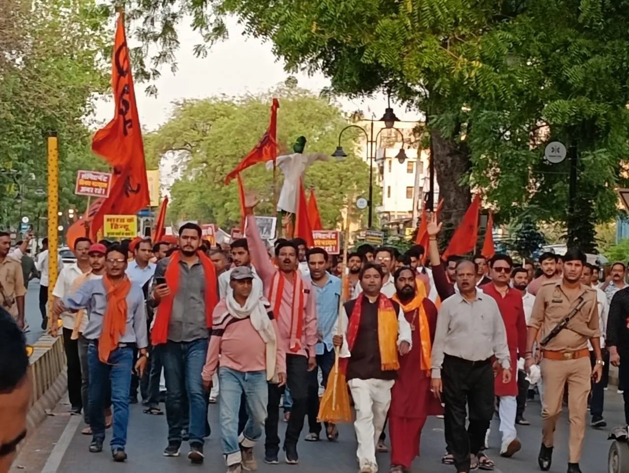 पाकिस्तान एवं इस्लामिक आतंकवाद के खिलाफ प्रयागराज की सड़कों पर दिखा आक्रोश, फूंका पुतला