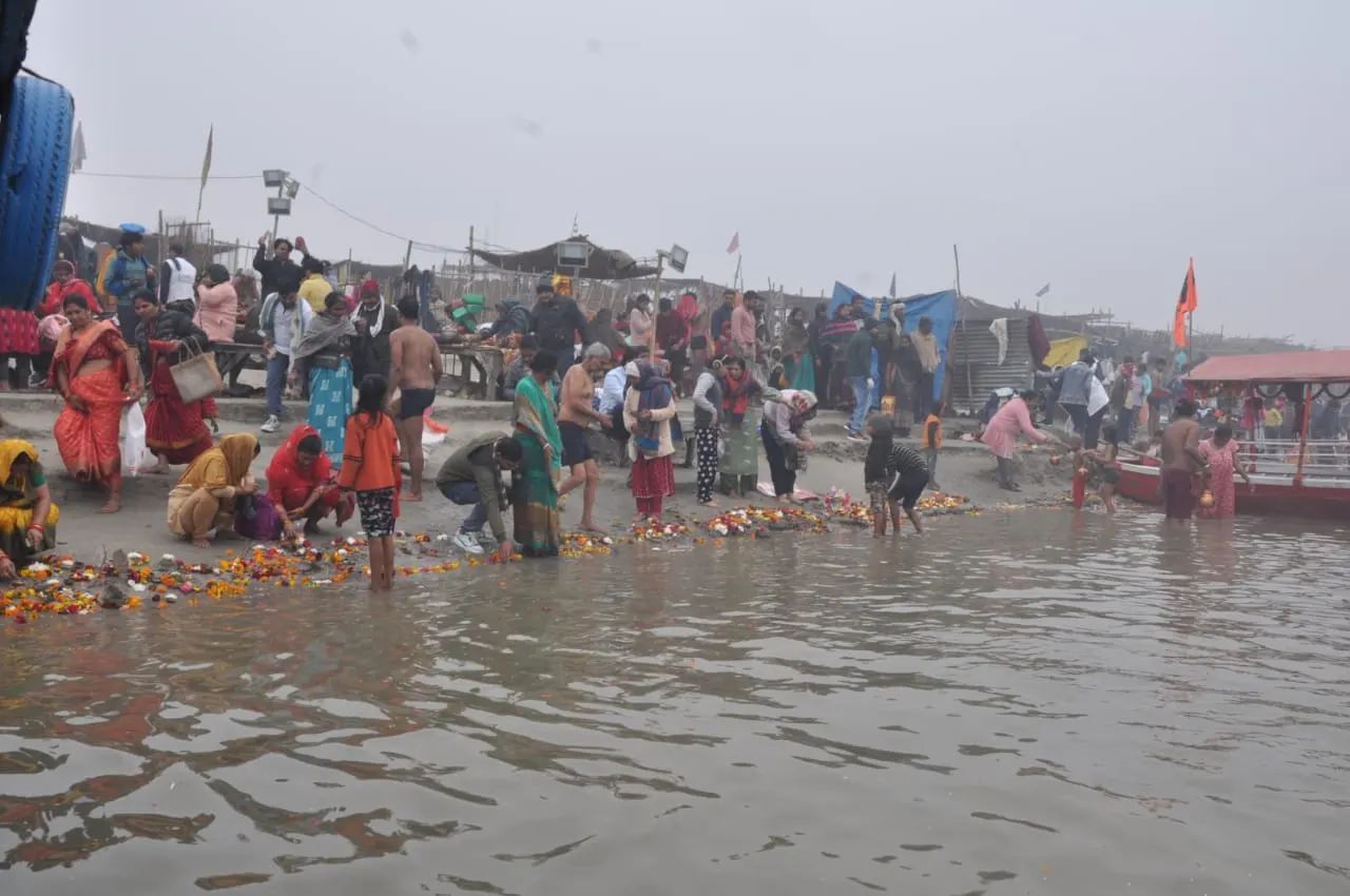 कानपुर में मौनी अमावस्या पर श्रद्धालुओं ने गंगा में लगाई डुबकी